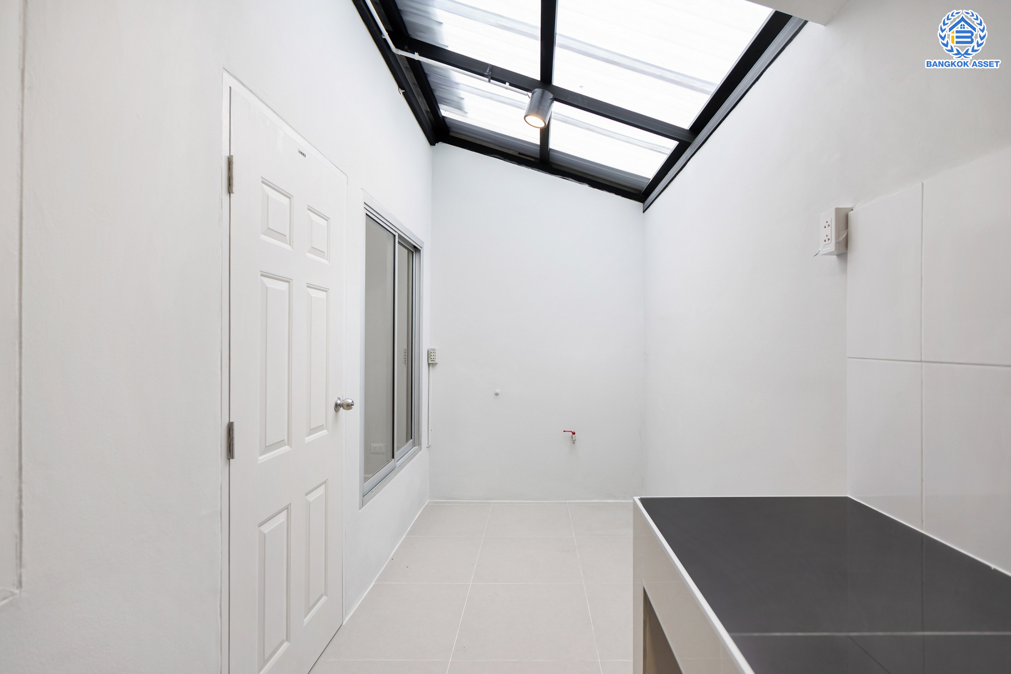 บ้านมือสองตกแต่งใหม่ ม.โรยัลสายไหมวิลเลจ สายไหม ทาวน์โฮม 3 ชั้น เนื้อที่ 20 ตร.ว. ฟังก์ชัน 3 ห้องนอน 4 ห้องน้ำ จอดรถได้ 1 คัน บนทำเลเชื่อมต่อหลายเส้นทาง ถ.รามอินทรา, ถ.สายไหม, ถ.พหลโยธิน, ถ.ลำลูกกา, ถ.สุขาภิบาล5 ใกล้สนามบินดอนเมือง ทางด่วน "รามอินทรา" และรถไฟฟ้าสายสีเขียว "สถานีแยกคปอ."